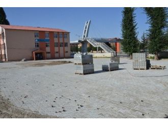 Tatvan Belediyesi Okul Bahçelerine Parke Taşı Döşüyor