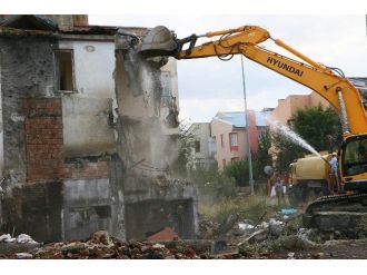 Aziziye Metruk Yapılardan Temizleniyor