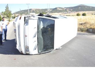 Midibüs Elektrik Direklerine Çarpıp Karşı Şeride Geçti