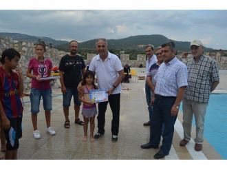 Yaz Yüzme Kursuna Katılan Öğrencilere Sertifikaları Verildi
