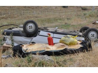 Sivas’ta Otomobil Şarampole Devrildi: 2 Yaralı