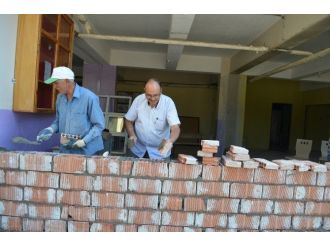 Okul Müdürü Ve Öğretmenler Duvar Ördü