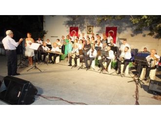 Burhaniye’de Körfez Gönül Dostları 1500 Kişiye Konser Verdi