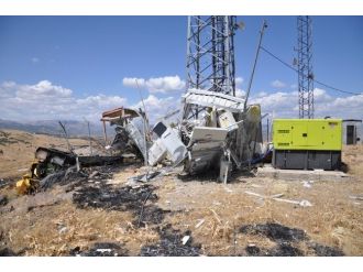 Pkk’lılar Tunceli’de Cep Telefonu Vericilerini Havaya Uçurdu