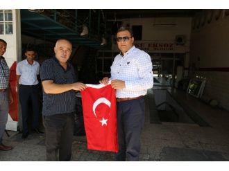 Manisa Esnafından Bayrak Duyarlılığı