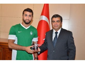 Vali Düzgün Başarılı Sporcuyu Ödüllendirdi