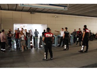 Eylem Hazırlığındaki Terör Örgütü Mensupları Silahları İle Birlikte Metrobüsten İnerken Yakalandı