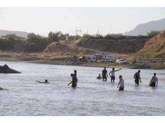 Dicle Nehri’ne Giren 2 Çocuktan 1’i Akıntıda Kayboldu