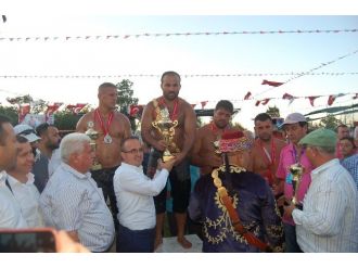 Tarihi Çardak Güreşlerinin Baş Pehlivanı Orhan Okulu Oldu