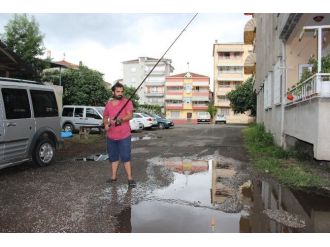 Çarşamba’da Yoldaki Çukura ‘Oltalı’ Protesto