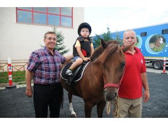 Başkan Çetin Çocukları Atlara Bindirdi