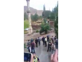 Bahçesaray’daki Sel Cep Telefonuna Böyle Kaydedildi