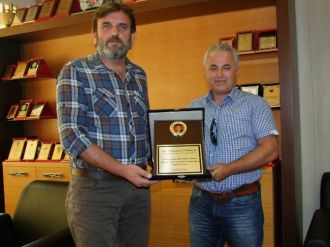 Şenlik Ağası Sarıca’dan Başkan Gökce’ye Plaket