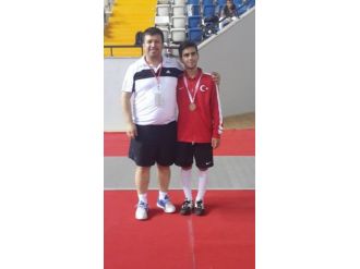 Eskrimin Bronz Çocuğu Özdemir