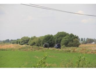 Polisleri Taşıyan Servis Aracına Saldırı: 1 Yaralı