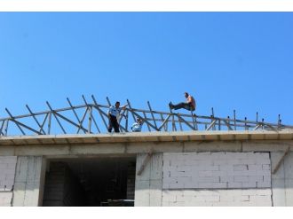 Parasını Alamayan İşçi Çatıya Çıktı