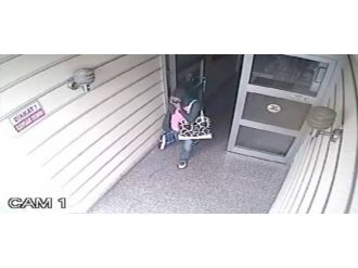 Polis, Hırsızlık Zanlılarını Çantalarından Tespit Etti