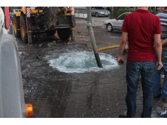 Kahta’da, Su Borusu Patladı