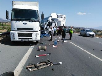 Su Ve Süt Tır’ları Çarpıştı, Ortalık Savaş Alanına Döndü