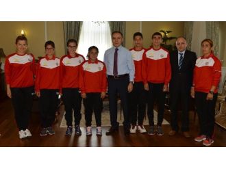 Yıldız Atletlerden Vali Altıparmak’a Ziyaret