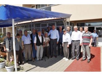 Başkan Işık Ve Muhtarlar Huzurevini Ziyaret Etti