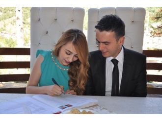 Nikahlarını Aşıklar Köprüsü’nde Kıydılar