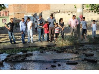 Diyarbakır’da Rögar Kapağı Bomba Gibi Patladı: 5 Yaralı