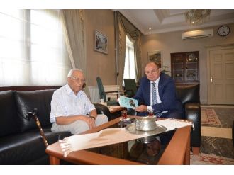 Muğlalı Eski Bakan Karaöz, Vali Çiçek’e Yazdığı Kitabı Takdim Etti