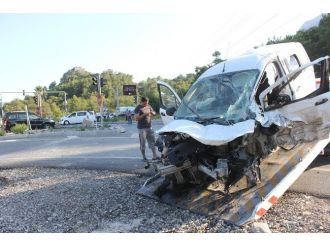 Telekom Personeli Paydos’ta Kaza Geçirdi: 3 Yaralı