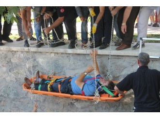 Kamyonet Dereye Uçtu, Faciadan Dönüldü