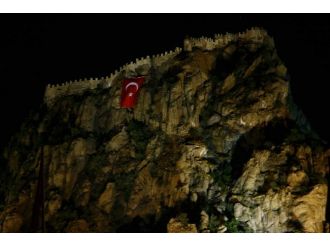 Akut, Karahisar Kalesi’ne Dev Türk Bayrağı Astı!