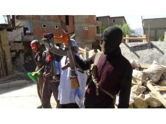 Terör Grupları Barikat Kurup Silahlandı