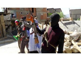 Teröristler Barikat Kurup Silahlandı