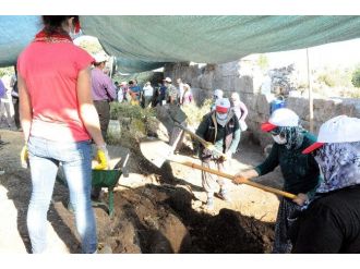 Antalya’da Tarihi Kazılar Ev Kadınlarına Emanet