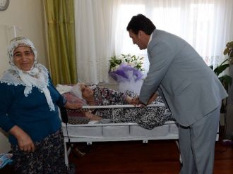 Yatalak Hasta Kadına Ortopedik Yatak