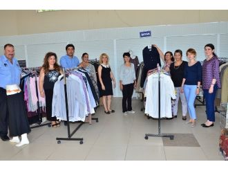 Foça’da Sosyal Market Vatandaşların Yüzlerini Güldürüyor