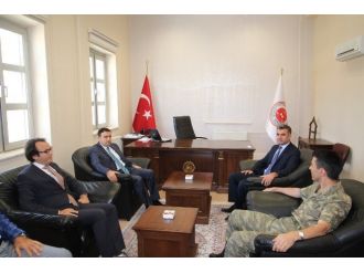 Vali Işın Askerlerle Yemek Yedi