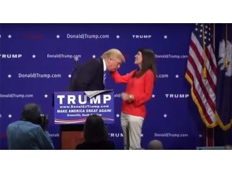 Saçının Peruk Olmadığını Kanıtladı