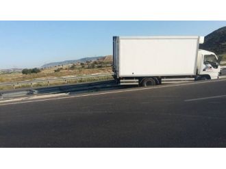 Kamyonet Refüje Çarptı: 1 Yaralı