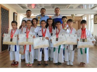 Karaman Karate Takımı Madalyalarla Döndü