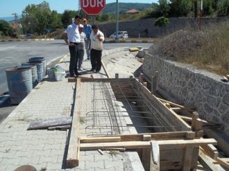 Saltukova’da Yaya Yolu Kaldırımı Üzerine Yolcu Bekleme Durakları Konuluyor