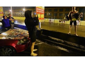 Rus Gençlerden Göle Dönen Yolda Su Kayağı