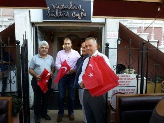 Tuna, Esnafa Bayrak Dağıttı