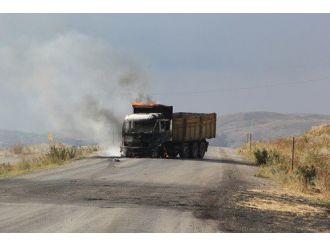 Pkk’lılar Tendürek’te 3 Araç Yaktı