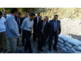 Vali Kaban Ve Beraberindeki Heyet Heyelan Bölgesinde