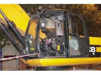 Diyarbakır’da Göstericiler Hdp’li Belediyenin İş Makinalarını Ateşe Verdi