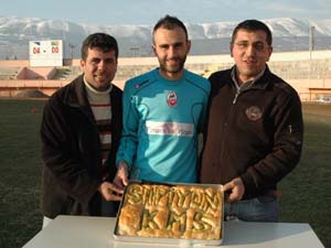 Üzerinde Şampiyon KMS Yazan Tatlı