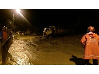 Trabzon’da Sağanak Yağış Hayatı Olumsuz Etkiledi
