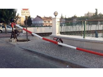 Demir Bariyer Koptu, Facia Kıl Payı Atlatıldı