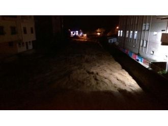 Sağanak Yağış 7 Köyü Ulaşıma Kapattı